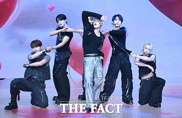 그룹 세븐투에잇(SEVENTOEIGHT)이 28일 오후 서울 마포구 쇼킹케이팝센터에서 열린 세븐투에잇 쇼케이스에 참석해 타이틀곡 PDSR 무대를 선보이고 있다. /장윤석 기자