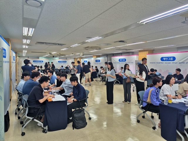 지난 26일 남창동 우리은행 서울연수원에서 개최된 우리커리어엑스포(W.C.E)에 참석한 우리은행 직원들이 관심있는 사업그룹의 현직자에게 상담을 받고 있다. /우리은행