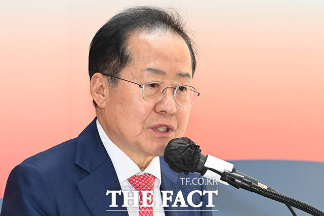 홍준표 전 대구시장이 신천지 신도 약 10만명이 국민의힘 당원으로 가입해 2021년 대선 당시 윤석열 전 대통령을 도왔다는 사실을 교주에게 직접 들었다고 폭로해 파문이 일고 있다. /더팩트 DB