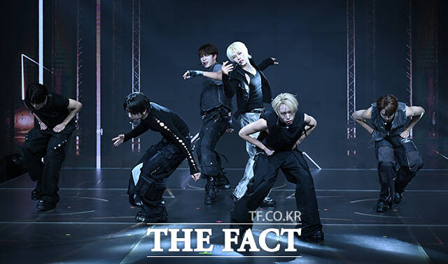 그룹 세븐투에잇(SEVENTOEIGHT)이 28일 오후 서울 마포구 쇼킹케이팝센터에서 열린 세븐투에잇 쇼케이스에 참석해 타이틀곡 DRIP & DROP 무대를 선보이고 있다. /장윤석 기자