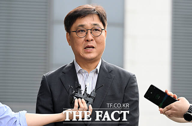 최휘영 문화체육관광부 장관 후보자가 지난 10여 년간 다수의 금전 거래를 하면서 이자를 단 한 차례도 수령하지 않은 것으로 확인되면서, 이자소득세 신고를 회피하려 했다는 의혹이 제기됐다. 최휘영 문화체육관광부 장관 후보자가 14일 오전 서울 종로구 삼청로 국립현대미술관에 마련된 인사청문 준비 사무실에 첫 출근하며 소감을 밝히고 있다. /임영무 기자