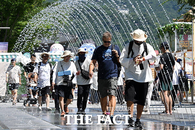 28일 전국의 낮 최고기온이 37도 안팎까지 오르는 등 무더위가 이어졌다. 이번 주도 낮에는 35도를 웃도는 폭염이, 밤에는 25도 아래로 떨어지지 않는 열대야가 지속될 전망이다. /남용희 기자