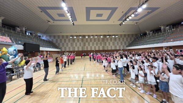 대전 동구지역아동센터 제3회 명랑운동회에 참석한 아이들이 몸풀기 운동을 하고 있다./정예준 기자