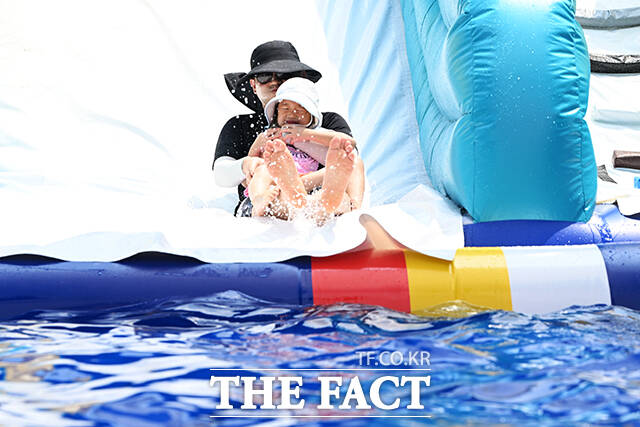 한 어린이가 28일 오후 서울 마포구 레드로드발전소에 마련된 2025 마포 엄빠랑 물놀이장에서 아빠와 물놀이를 즐기고 있다. /서예원 기자