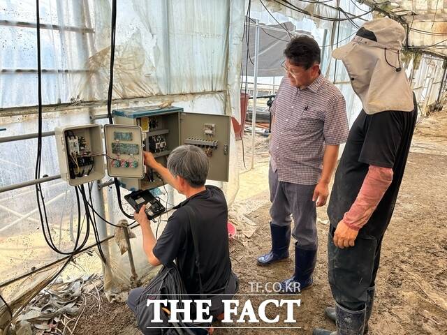 당진시농업기술센터는 침수 피해 딸기 농가의 조속한 영농 재개와 안전 확보를 위해 전기설비 안전 점검 컨설팅을 실시했다. /당진시