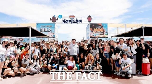 김동일 보령시장이 머드트레인 이용 관광객들과 기념촬영을 하고 있다. /보령시