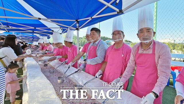제23회 세종 조치원복숭아 축제에서 세종시의회 의원을 비롯한 관계자들이 시민들에게 북숭아화채를 나눠주고 있다. /김형중 기자