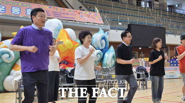 박희조 동구청장(오른쪽에서 두번째)과 오관영 동구의회 의장(왼쪽에서 두번째), 정명국 대전시의회 행정자치위원장(왼쪽에서 첫번째)이 28일 열린 대전 동구지역아동센터 제3회 명랑운동회에 참석해 아이들과 몸풀기 운동을 하고 있다./정예준 기자