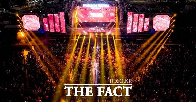 지난 26일 보령시 대천해수욕장에서 제28회 보령머드축제가 개막한 가운데 개막식에 이어 펼쳐진 월드디제이 페스티벌에서 많은 관객이 무대를 즐기고 있다. /보령시