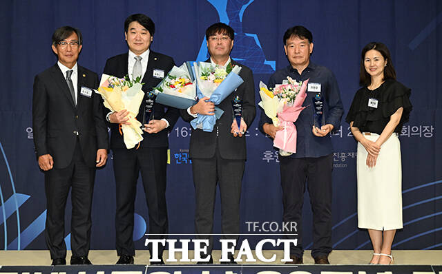 김형근 경인매일 대표이사와 황의신 뉴스웨이 대표이사, 이형운 시사위크 대표(왼쪽 두 번째부터).