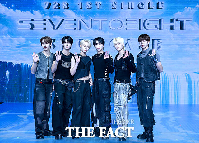 그룹 세븐투에잇(SEVENTOEIGHT)의 엑시와 쿄준, 디옴, 치원, 엠, 재거(왼쪽부터)가 28일 오후 서울 마포구 쇼킹케이팝센터에서 열린 세븐투에잇 쇼케이스에 참석해 포즈를 취하고 있다. /장윤석 기자