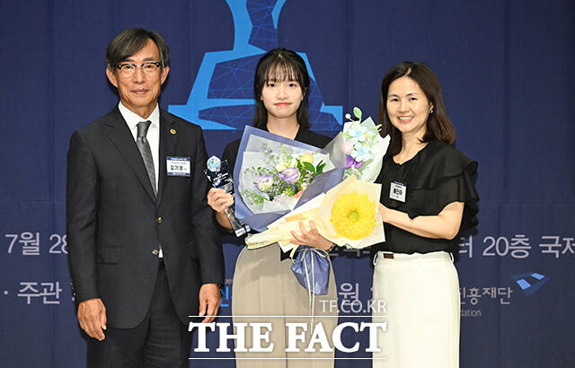 보도 부문 전문 우수상 수상한 투데이신문.