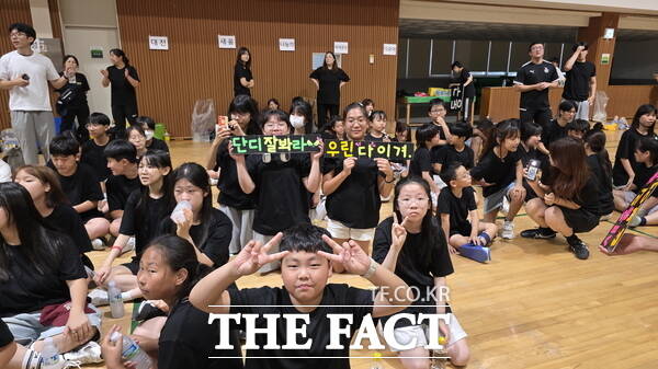 28일 한밭체육관에서 열린 대전 동구지역아동센터 제3회 명랑운동회에서 아이들이 응원 피켓을 준비해 응원을 하고 있다./정예준 기자