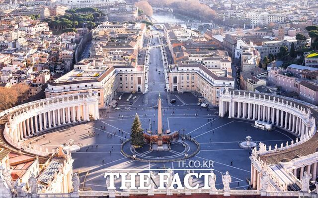 바티칸 미켈란젤로 돔에서 내려다본 성 베드로광장. /투어링클럽 이탈리아노