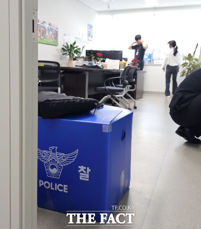 경기 안산상록경찰서 수사관들이 28일 오전 10시 도의회 광교청사에서 현직 도의원 4명의 사무실을 압수수색하고 있다./더팩트DB