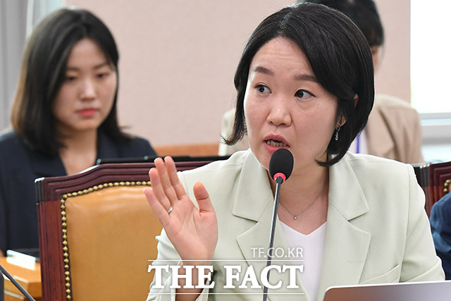 이소영 더불어민주당 의원(사진)이 27일 정부가 주식 양도소득세 과세 대상인 대주주 기준을 현행 종목당 50억 원 이상 보유에서 10억 원 이상 보유로 변경하는 방안을 검토 중인 것과 관련해 서울 아파트 한 채 가격도 안되는 주식을 갖고 있다고 대주주 세금을 부과하는 게 상식적인가라고 반문했다. /남윤호 기자