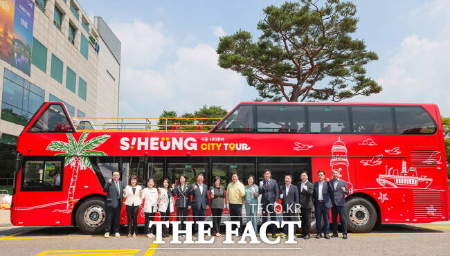임병택 시흥시장 등이 시티투어 2층버스 시범운행을 앞두고 지난 25일 버스 앞에서 기념촬영을 하고 있다./시흥시