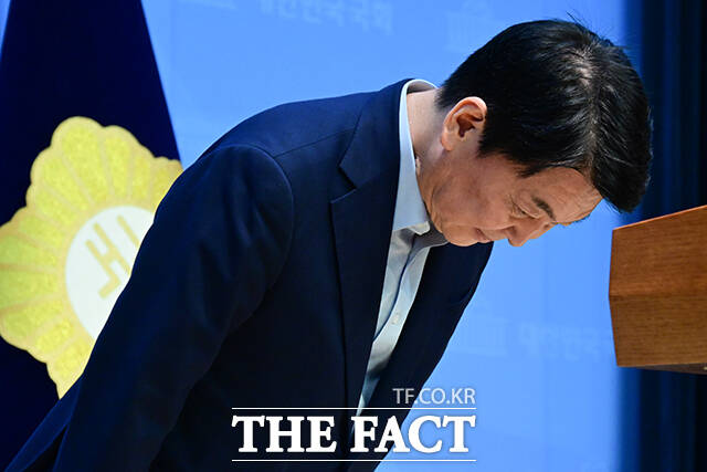 회견에 앞서 고개숙여 인사하는 안철수 의원.