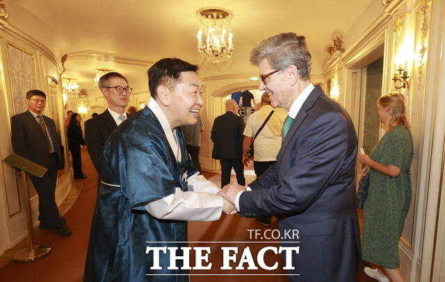 27일(현지시각) 전북 전주 하계올림픽 유치와 연계한 문화외교를 위해 독일을 방문 중인 김관영 전북도지사(가운데)가 독일 슈타츠오퍼 국립오페라극장에서 관계자들과 인사를 나누고 있다. /전북도