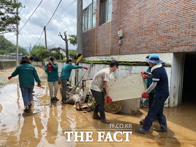 합천군 공무원이 대민지원을 하고 있다. /합천군