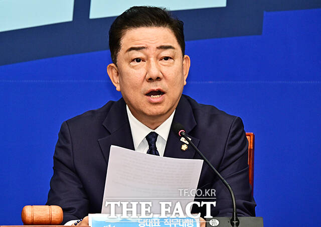 김병기 더불어민주당 당대표 직무대행 겸 원내대표가 28일 오전 서울 여의도 국회에서 열린 최고위원회의에 참석해 모두발언을 하고 있다. /국회=배정한 기자