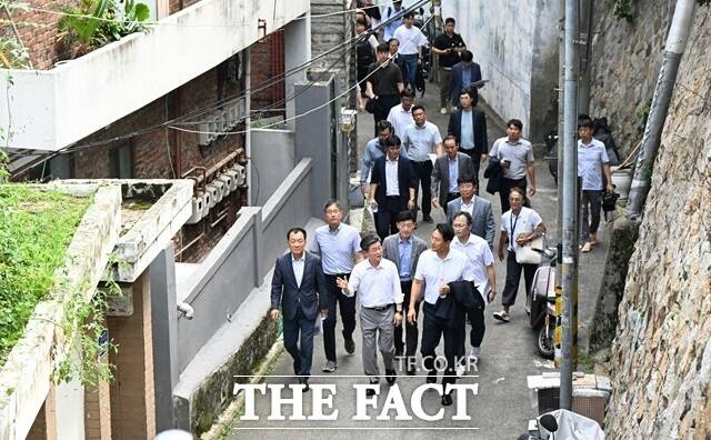 오세훈 서울시장이 24일 오후 신당9구역 재개발사업 현장을 점검하고 있다./서울시