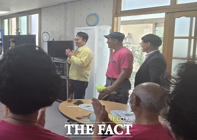 박동식 사천시장이 무더위쉼터를 직접 방문해 운영 현황과 냉방시설 상태를 점검하고 있다./사천시
