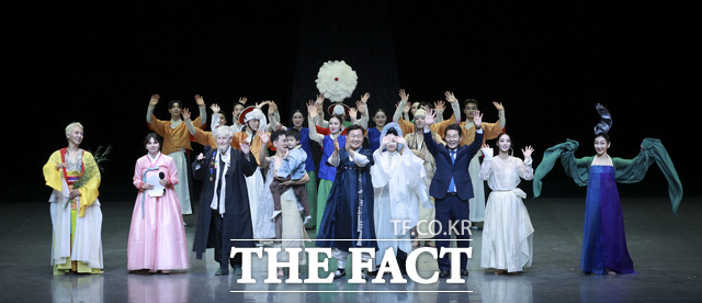 27일(현지시각) 전북 전주 하계올림픽 유치와 연계한 문화외교를 위해 독일을 방문 중인 김관영 전북도지사(가운데)가 독일 슈타츠오퍼 국립오페라극장 무대에서 공연 관계자들과 기념촬영을 하고 있다. /전북도