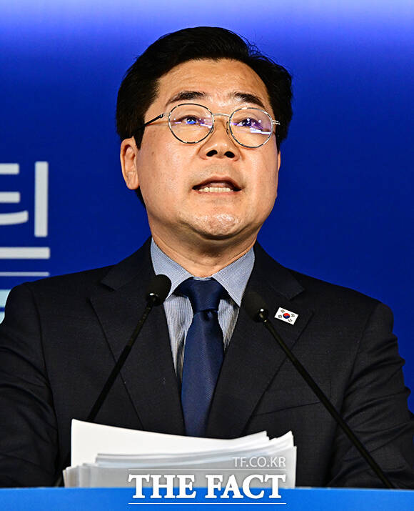 박찬대 더불어민주당 당대표 후보(사진)가 28일 판사와 검사가 증거를 조작하거나 사실관계를 왜곡할 경우 형사처벌할 수 있도록 법 왜곡죄를 신설하는 내용의 형법 개정안을 대표 발의했다. /배정한 기자