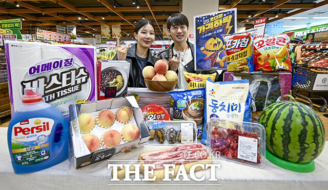 이마트가 가격 하락도 락(樂)이다! 8월 고래잇 페스타’ 행사를 한다고 밝힌 28일 오전 서울 용산구 이마트 용산점에서 모델들이 행사 상품을 선보이고 있다. /장윤석 기자