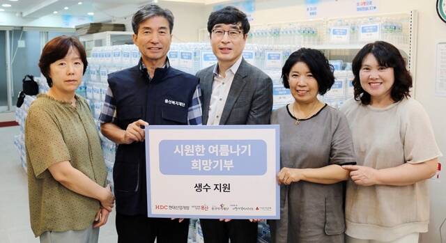 HDC현대산업개발은 서울 용산구 쪽방촌에 거주하는 주민들을 위해 생수를 기부했다고 28일 밝혔다. /HDC현대산업개발