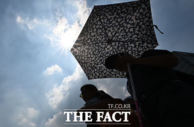 화요일인 29일 낮 최고기온이 37도까지 올라 매우 무덥겠다. 소나기가 내리는 곳에서는 일시적으로 기온이 내려가겠으나, 소나기가 그친 뒤 습도가 높은 상태로 다시 기온이 올라 무더위가 지속될 전망이다. /박헌우 기자