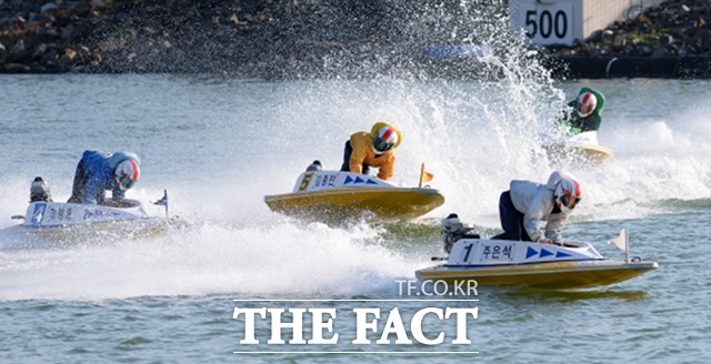 미사경정장에서 선수들이 턴마크 선회 이후 직선 주로 경합을 시작하고 있다./국민체육진흥공단