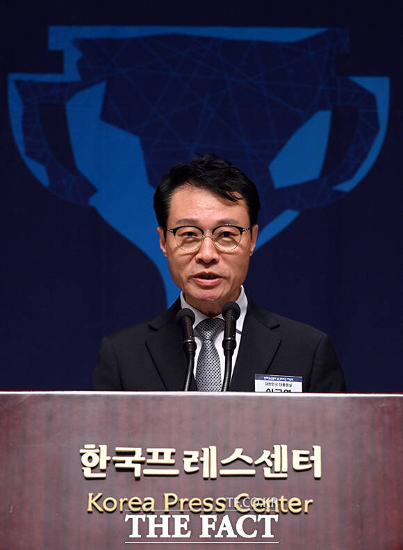 이규연 대통령실 홍보수석이 이재명 대통령의 축사를 대독하고 있다.