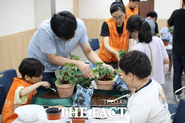 한화솔루션 중앙연구소가 지난 25일 자연愛틔움 탐험대 시즌 2 다섯번째 활동을 진행하고 있는 모습./초록우산 대전지역본부