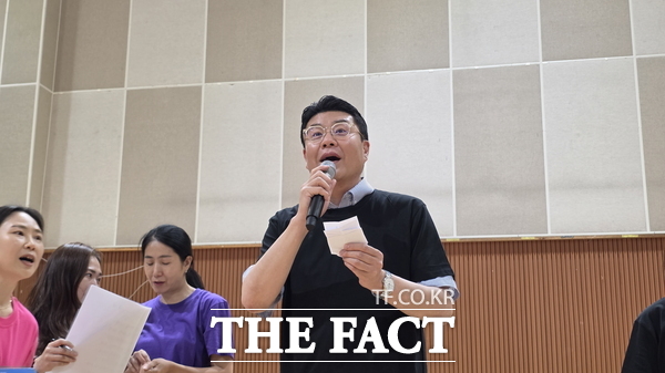 정명국 대전시의회 행정자치위원장(국민의힘, 동구 3)이 28일 열린 대전 동구지역아동센터 제3회 명랑운동회에서 경품 추첨을 진행하고 있는 모습./정예준 기자