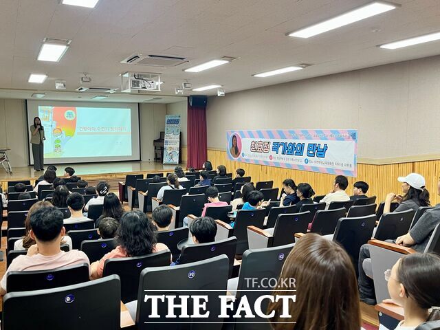 26일 대전학생교육문화원에서 초등생 및 가족들을 대상으로 천효정 작가가 특강을 진행하고 있다. /대전시교육청