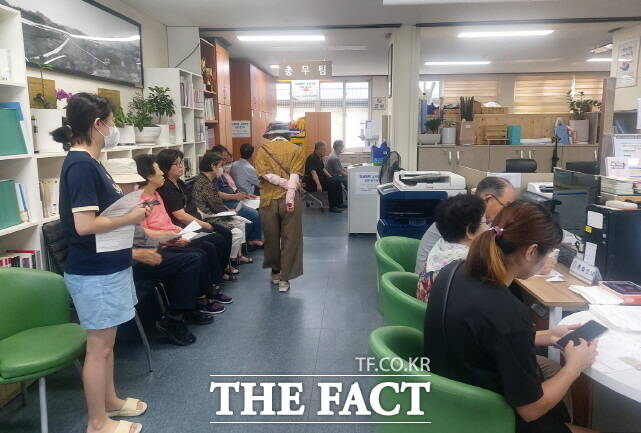 공주시민들이 28일 신관동 행정복지센터에서 민생회복 소비쿠폰을 시청하고 있다. /공주시