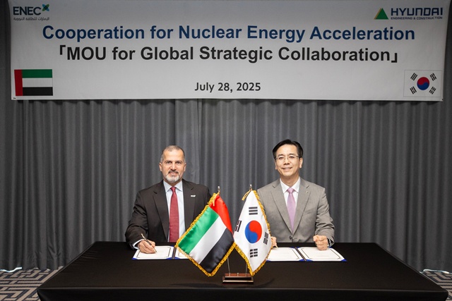 모하메드 알 함마디(왼쪽) UAE 원자력공사 최고경영자와 이한우 현대건설 대표가 28일 서울 소피텔 앰버서더 호텔에서 원자력 에너지 개발을 위한 전략적 업무협약을 체결한 후 기념사진을 촬영하고 있다. /현대건설