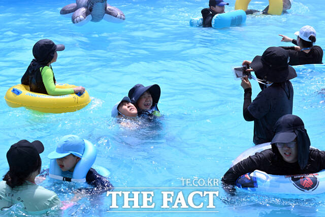 28일 서울 노원구 서울과학기술대학교 종합운동장에서 ‘2025 노원 장애인 가족과 함께하는 노원 꿀잼 워터파크’ 행사가 열린 가운데, 참가자들이 물놀이를 하며 더위를 식히고 있다. /이새롬 기자