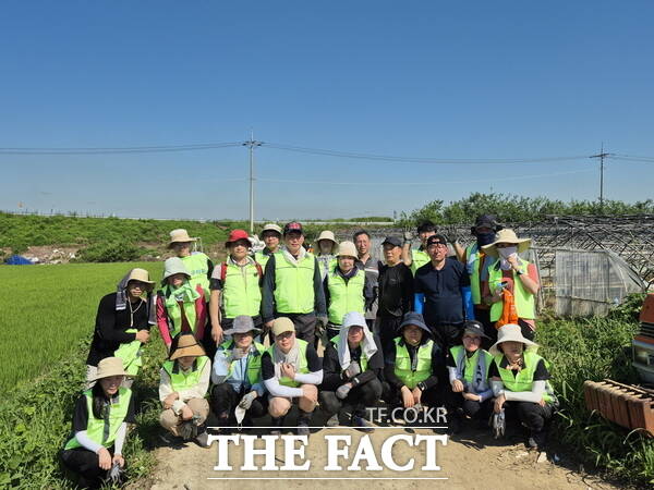 대전 중구의회가 28일 충남 예산군을 찾아 수해복구 자원봉사활동을 가졌다./대전 중구의회