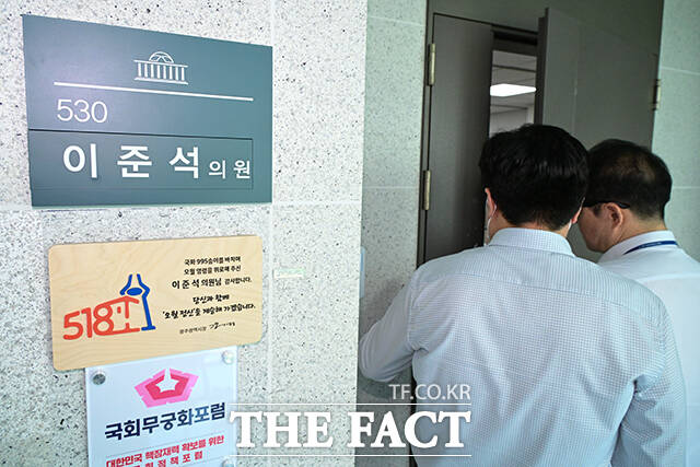 김건희 여사와 관련된 의혹을 수사하는 김건희 특검팀이 이준석 개혁신당 대표에 대한 전방위 압수수색을 진행하고 있는 가운데 28일 오후 서울 여의도 국회 의원회관 이준석 의원실에 특검 관계자가 입실하고 있다. /국회=남윤호 기자