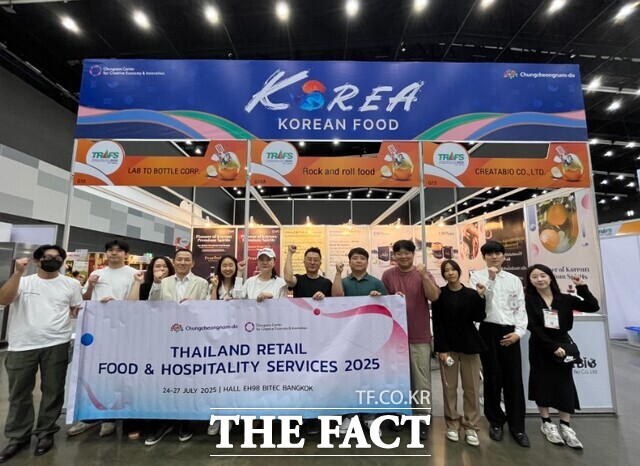 태국 방콕에서 열린 2025 TRAFS에 참가한 도내 스타트업 직원들이 기념촬영을 하고 있다. /충남창경센터
