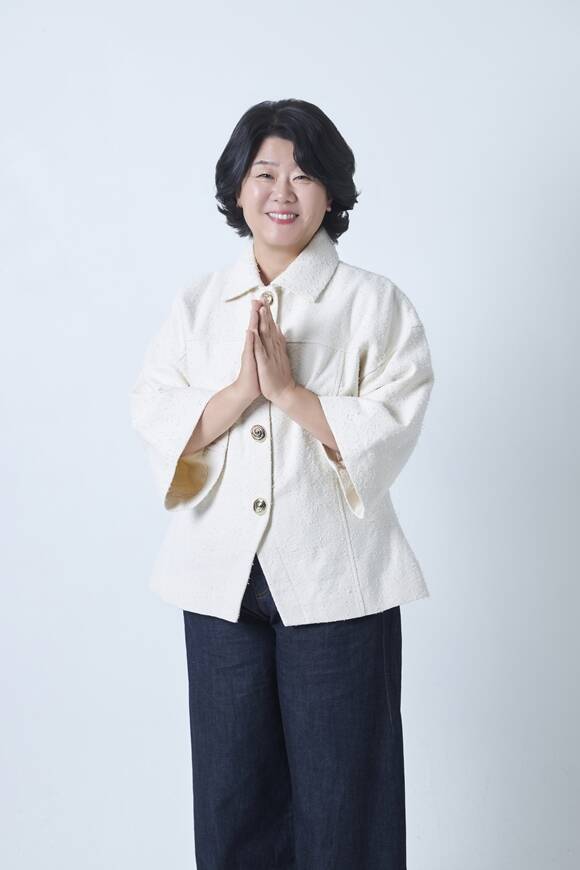 이정은은 좀비딸에 관해 좀비물인데 가족과 이웃에 관한 이야기이고 바이러스에 걸린 인물을 살려낸다는 점이라서 선택했다. 저희 어머니에게도 자신 있게 권할 수 있는 영화라고 자신감을 내비쳤다. /NEW