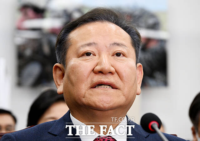 이상민 전 행정안전부 장관이 22일 오전 서울 여의도 국회에서 열린 윤석열정부의 비상계엄선포를 통한 내란혐의 진상규명 국정조사특별위원회(국조특위) 청문회에 참석해 용혜인 기본소득당 의원의 질의에 대한 답변을 거부하고 있다. /국회=배정한 기자