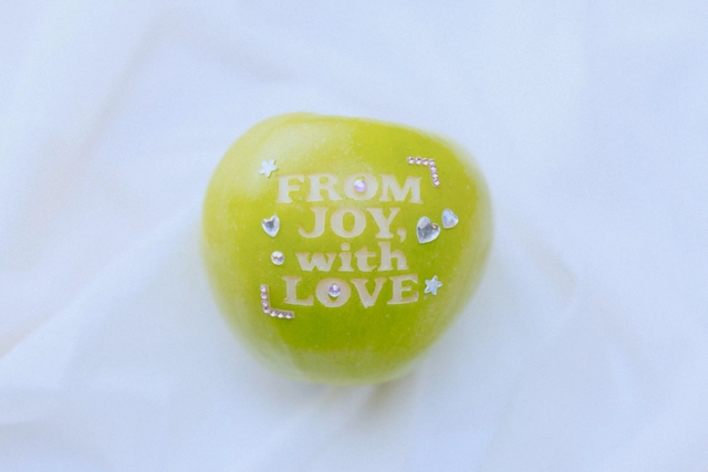 다양한 사랑 이야기를 조이만의 감성으로 풀어낸 6곡이 수록된다. 사진은 From JOY, with Love 이미지. /SM엔터