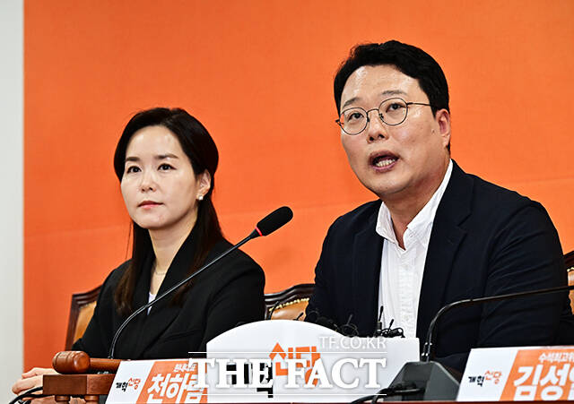 천하람 개혁신당 원내대표가 28일 오전 서울 여의도 국회에서 이준석 대표 자택 압수수색 관련 긴급 기자회견을 열고 취재진의 질의에 답변을 하고 있다. /국회=배정한 기자