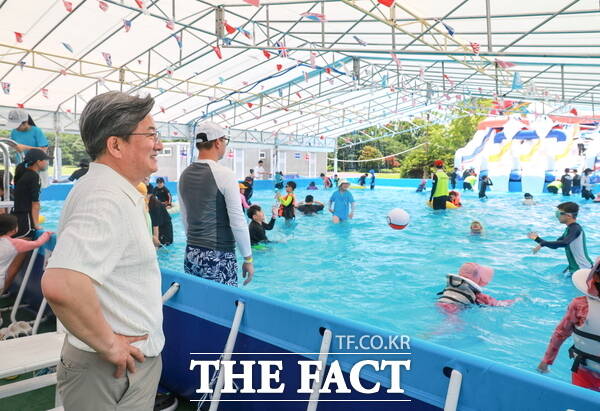 26일 개장한 유성구 연구단지종합운동장 어린이 물놀이장에서 정용래 유성구청장이 아이들이 물놀이를 즐기고 있는 모습을 바라보고 있다./대전 유성구