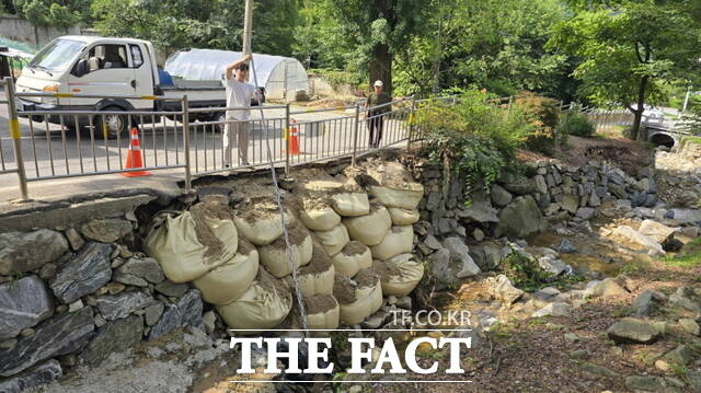 아산시는 공공시설 호우피해 조사 및 응급조치를 시행하고 있다. /아산시