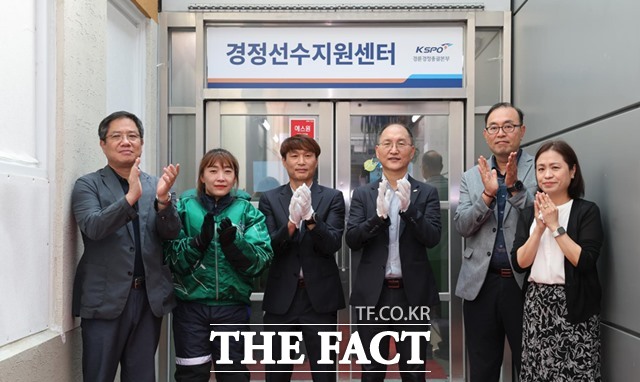 이성철 경륜경정총괄본부장(왼쪽 네 번째), 장영태 경정선수지부장(왼쪽 세 번째)을 비롯한 관계자들이 경정선수지원센터 개소식에서 기념사진을 촬영하고 있다./국민체육진흥공단